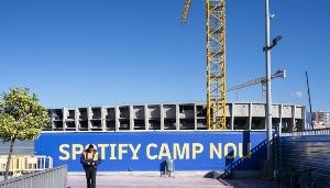 世体：巴塞罗那市政府批准诺坎普24小时赶工️草皮月底就位！